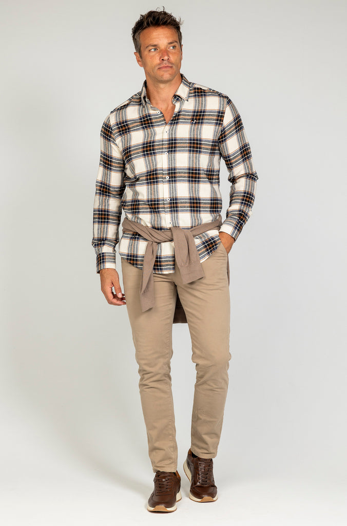Camisa franela cuadro marrón fondo crema