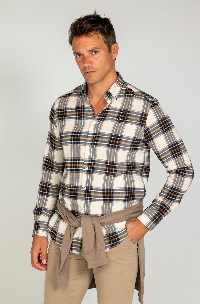 Camisa franela cuadro marrón fondo crema