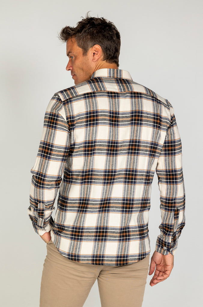Camisa franela cuadro marrón fondo crema