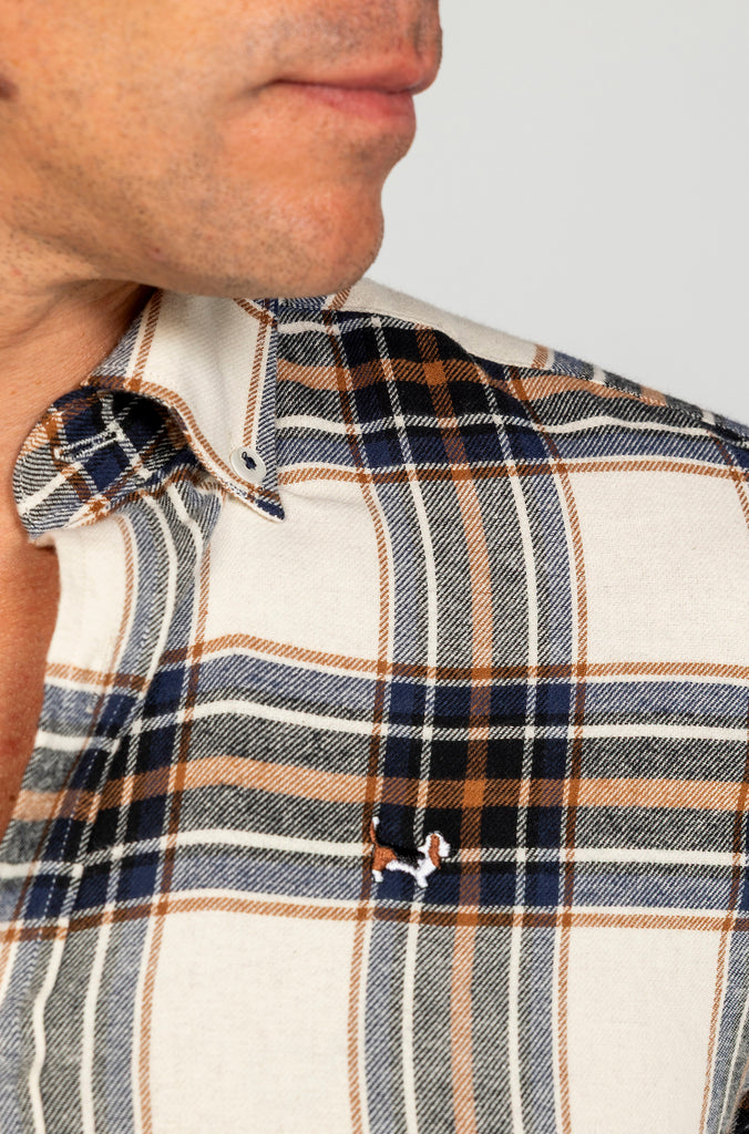 Camisa franela cuadro marrón fondo crema