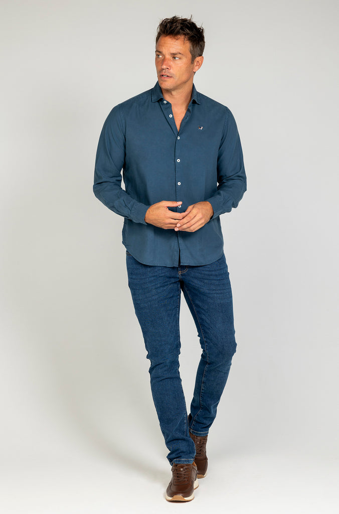Camisa tintada tencel azul petróleo