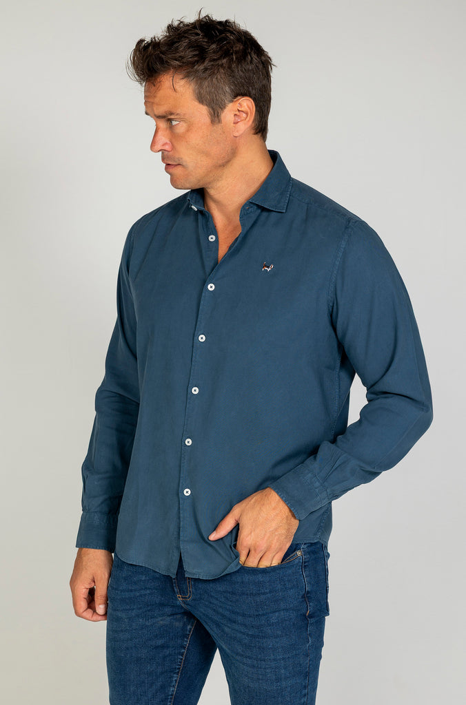 Camisa tintada tencel azul petróleo