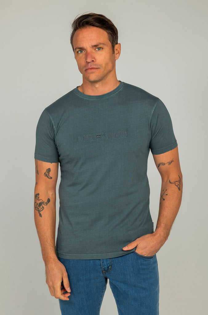Camiseta Bordada Garment Dyed Gris Plomo