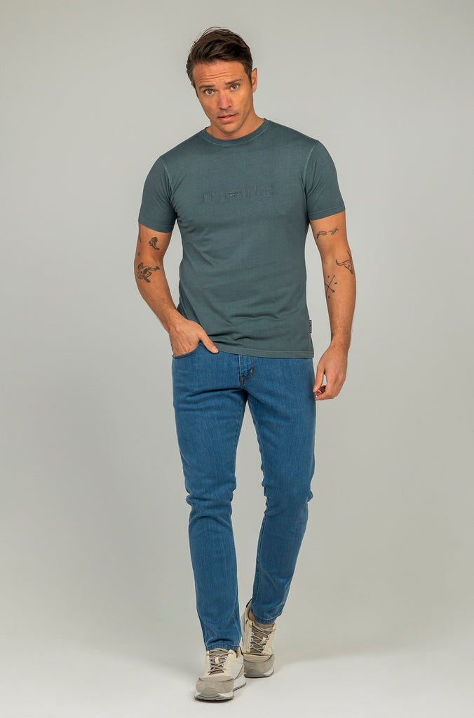Camiseta Bordada Garment Dyed Gris Plomo