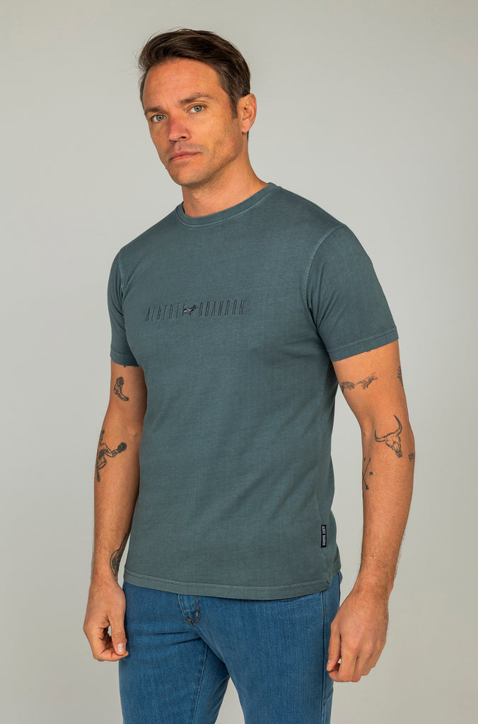 Camiseta Bordada Garment Dyed Gris Plomo