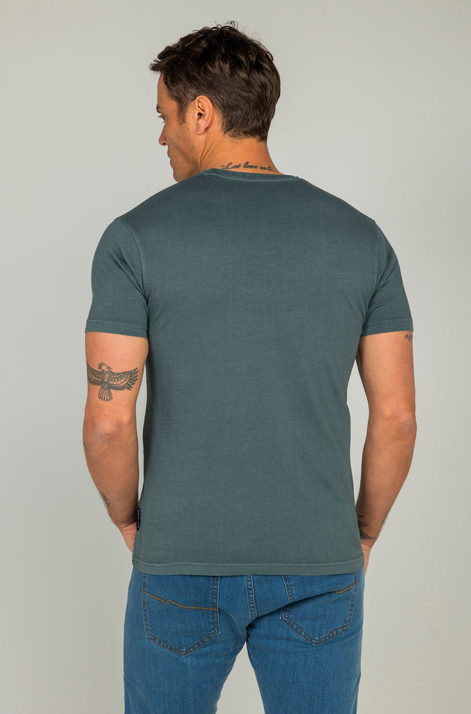 Camiseta Bordada Garment Dyed Gris Plomo
