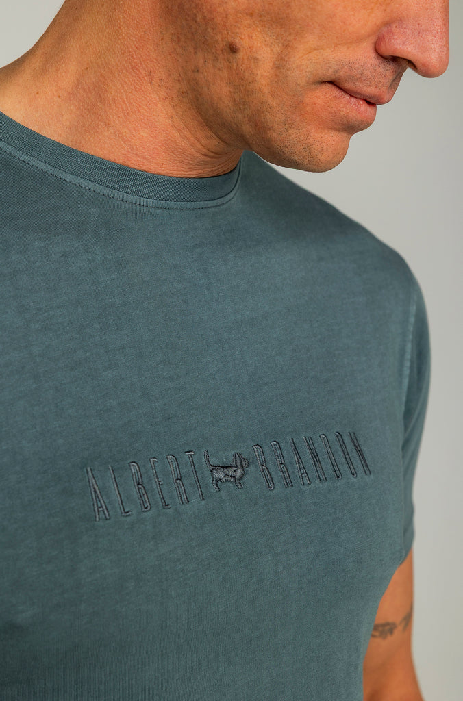 Camiseta Bordada Garment Dyed Gris Plomo