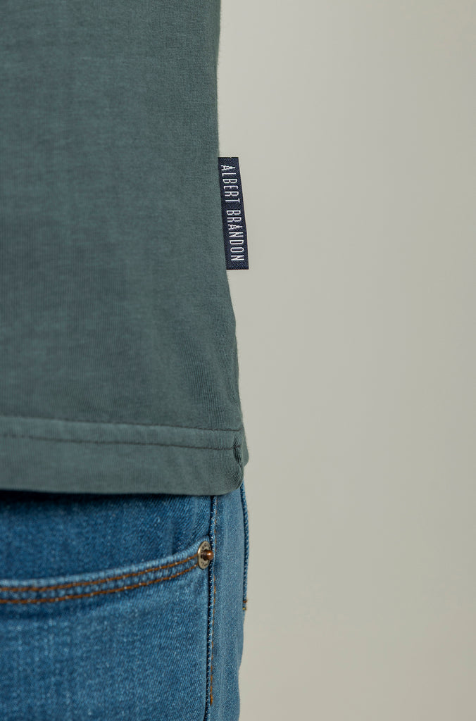 Camiseta Bordada Garment Dyed Gris Plomo