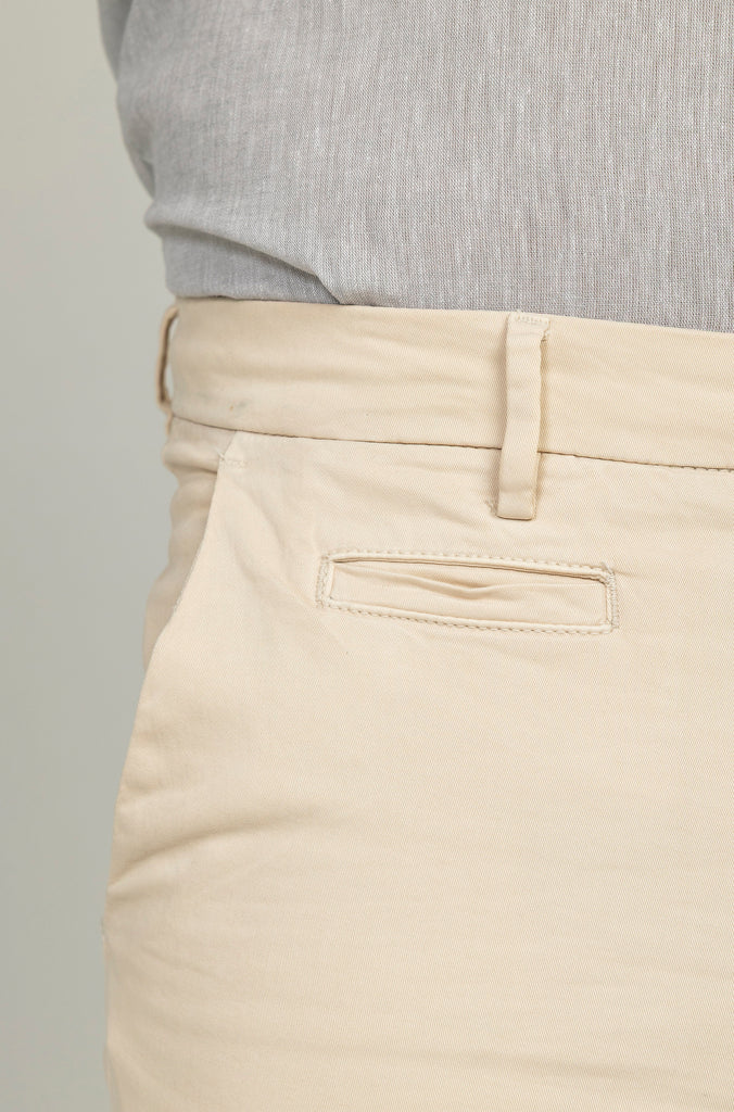 Pantalón Chino Elástico Regular Piedra