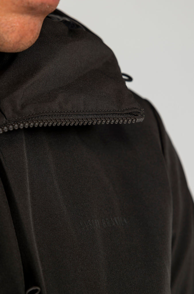 Parka Técnica Con Capucha Negra